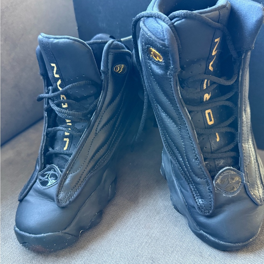 Jordan Pro Strong BG – Black/Metallic Gold – Size 4Y